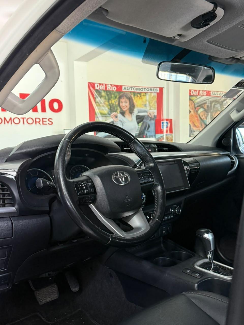 TOYOTA HILUX 2017 SRX AT 4X2 2.8TDI - Imagen 6
